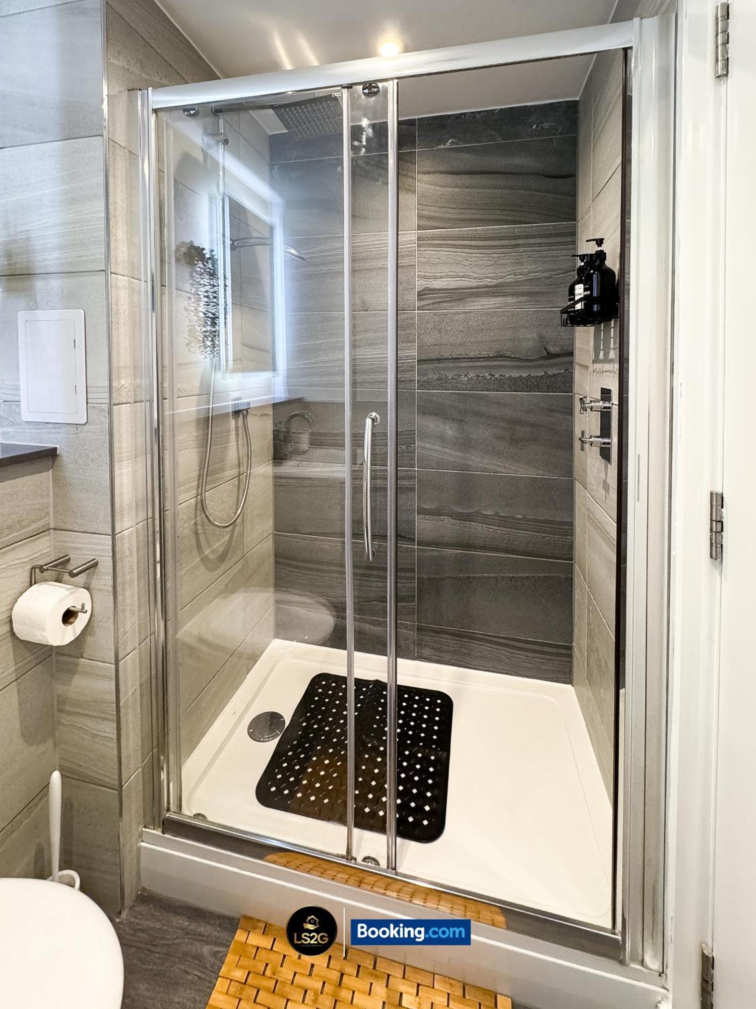Apartment 2 Bedroom With Balcony By Ls2g Short Lets & Serviced Greater