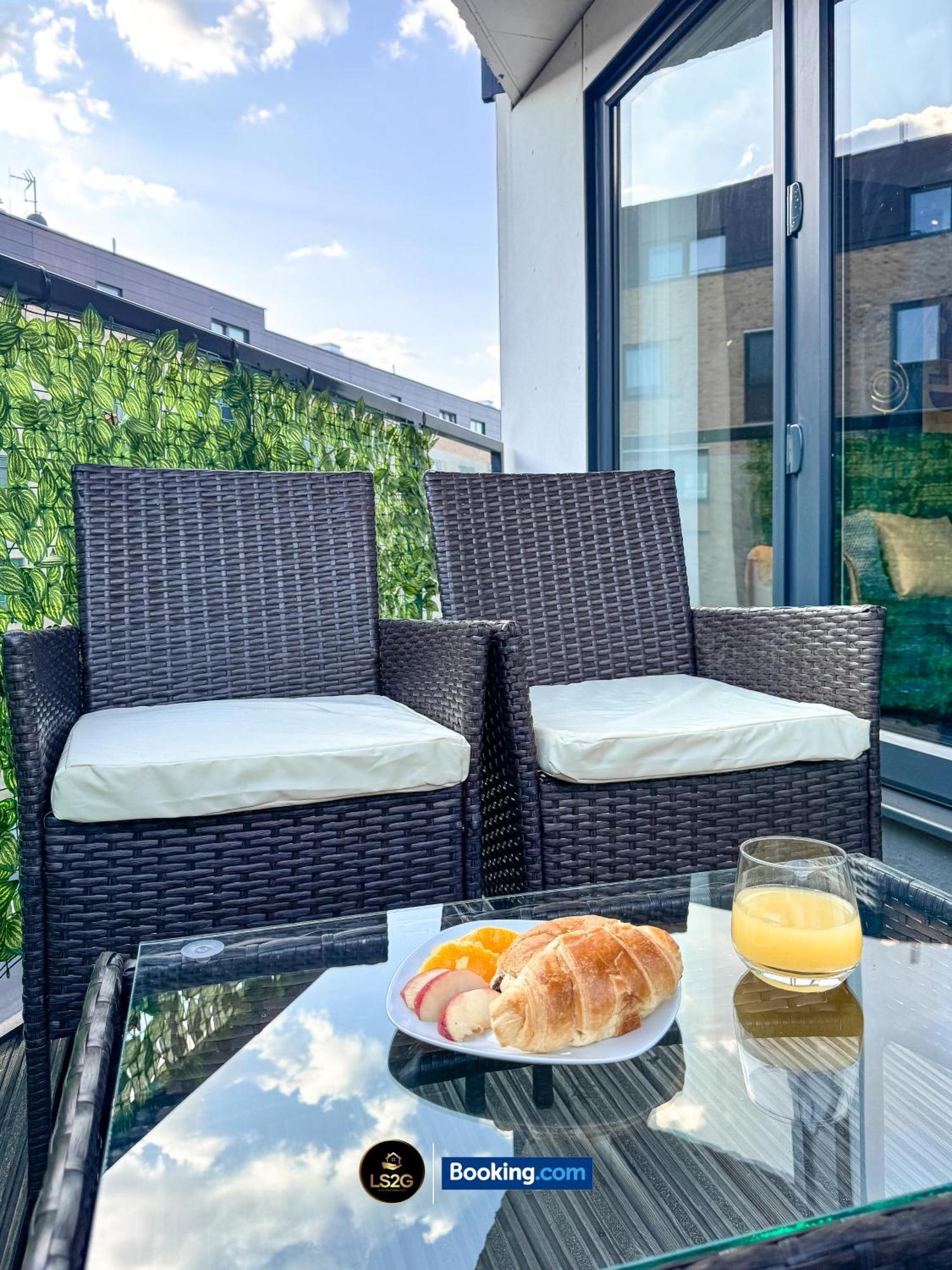 2 Bedroom With Balcony By Ls2g Short Lets & Serviced Greater London